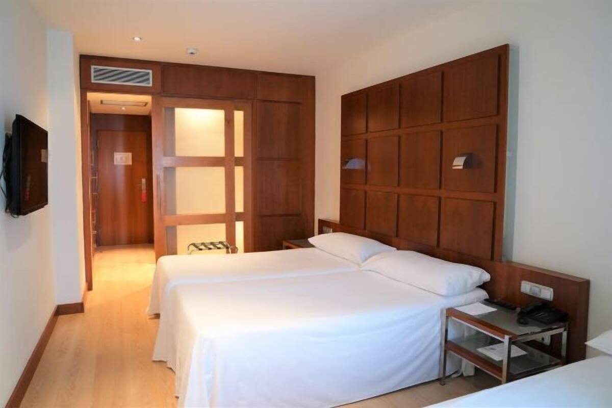 Donsdekens, een minibar, een kluis op de kamer, een bureau