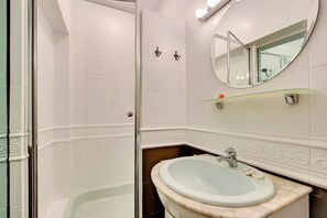 Apartment | Bathroom | Shower, hair dryer, towels - Grand Apartments - Balticana (Sopot)