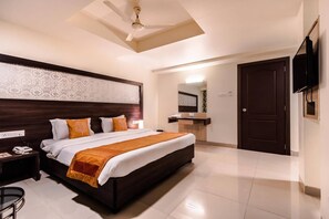 Luxury Room | Egyptian cotton sheets, premium bedding, down comforters, in-room safe - Hotel veer park (Panvel)