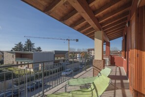 Property grounds - Orchid Three-room apartment with large terrace, pool and WiFi (Sirmione)