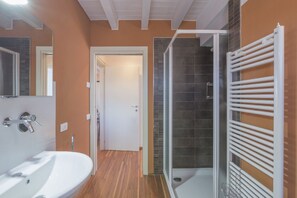 Shower, hair dryer, bidet, towels - Orchid Three-room apartment with large terrace, pool and WiFi (Sirmione)
