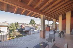 Outdoor dining - Orchid Three-room apartment with large terrace, pool and WiFi (Sirmione)