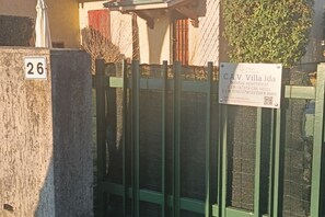 Zona vallada con un cartel que indica un apartamento vacacional llamado C.A.V. Villa Ida.