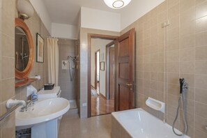 Badewanne, Haartrockner, Bidet, Handtücher