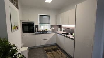 Frigorífico, microondas, horno y placa de cocina