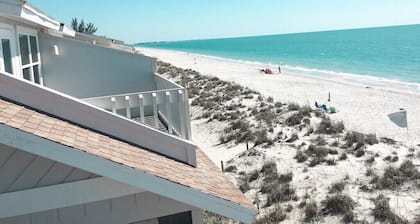 On the beach+pet friendly+2 paddle boards+2 kayaks+4 bikes+dock+pool+tennis