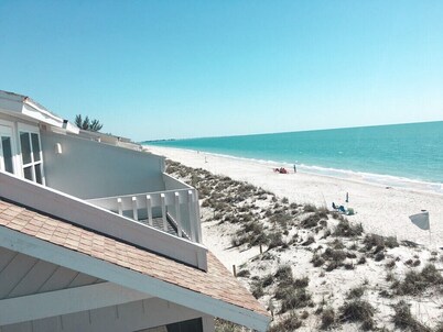 On the beach+pet friendly+2 paddle boards+2 kayaks+4 bikes+dock+pool+tennis 