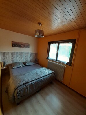 4 chambres, fer et planche à repasser, Wi-Fi, draps fournis