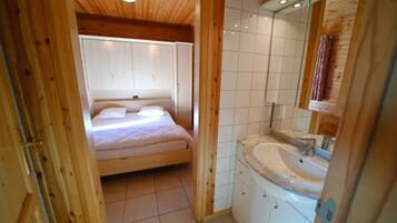 独立别墅 | 浴室 | 淋浴设施、毛巾