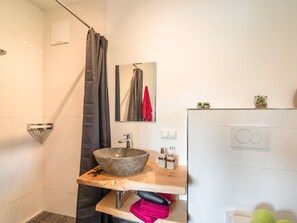 Apartment | Badezimmer | Dusche, Handtücher