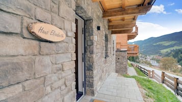 Un bâtiment en pierre avec une porte en bois et une plaque portant l’inscription « Haus Elisabeth ».