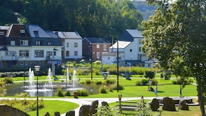 A park with a fountain, stone sculptures, and a pond. - Holiday Home in La Roche With Sauna & Nature (La Roche-en-Ardenne)