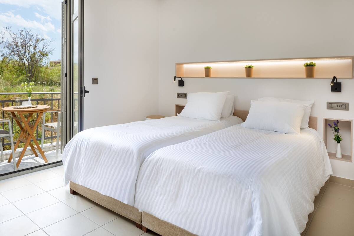 Studio Supérieur, balcon (with Front View) | 2 chambres, literie de qualité supérieure, matelas mémoire de forme