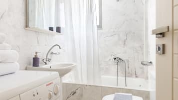 Een bad/douchecombinatie, gratis toiletartikelen, een haardroger