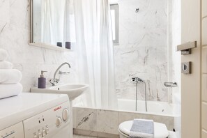 Tina con regadera, amenidades de baño gratuitas, secadora de cabello 