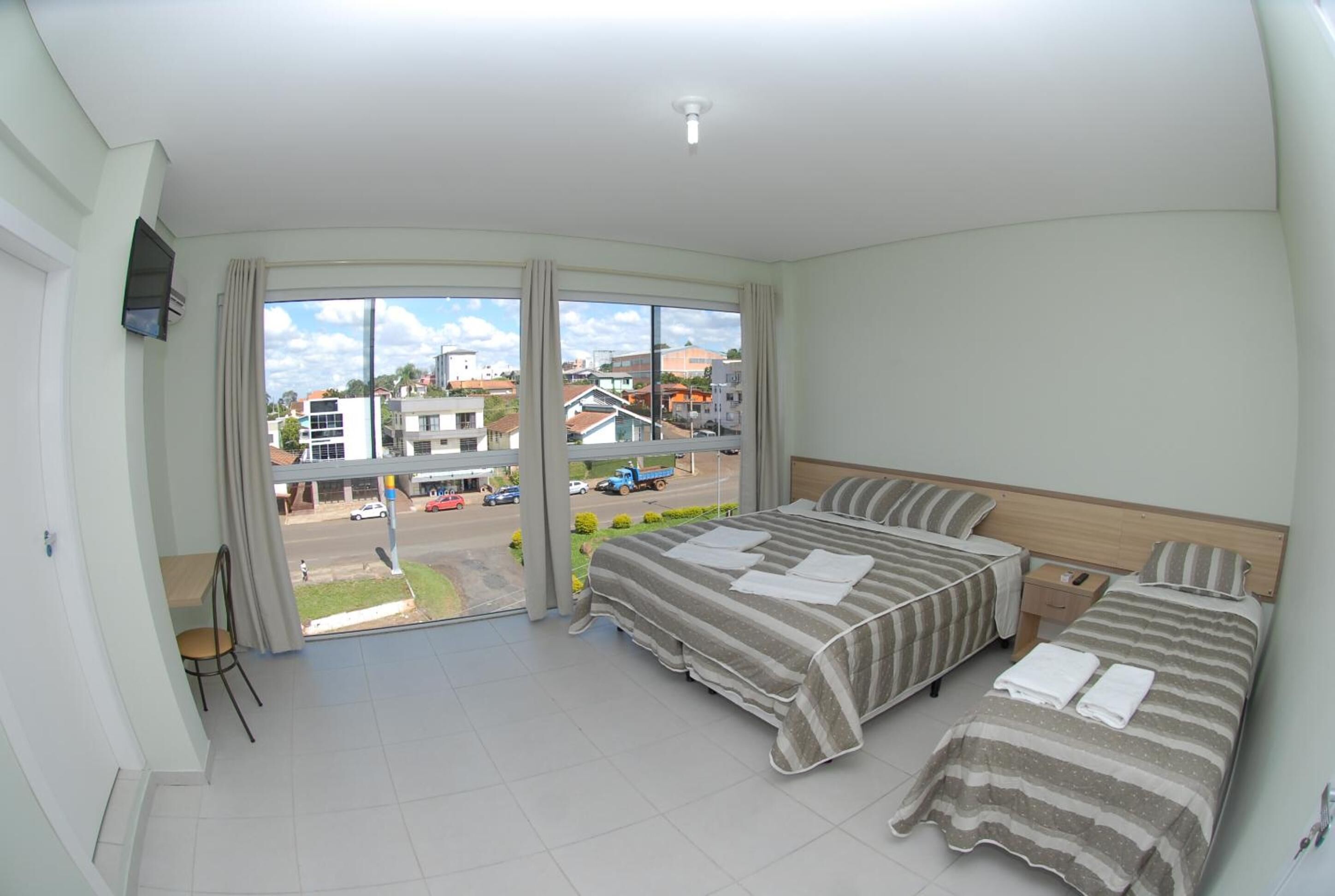 Escrivaninha, espaço de trabalho para notebook, Wi-Fi de cortesia