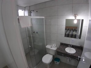 Shower, free toiletries, towels, soap - Hotel DDC (Erechim)