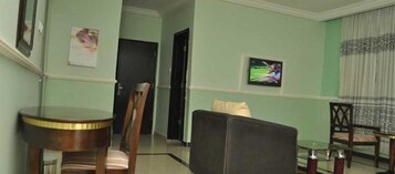 Caja de seguridad en la habitación y decoración personalizada 