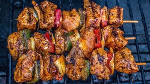 Una griglia con spiedini di carne e verdure.