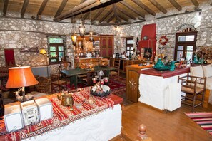 Villa, 3 chambres | Aire de séjour | Téléviseur à écran plat, foyer