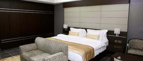 Business Room | Desk, laptop workspace, free WiFi, bed sheets