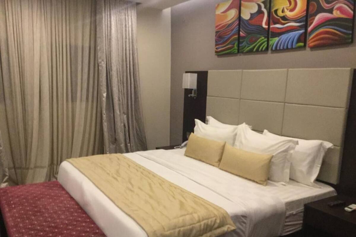 Executive Room | Desk, laptop workspace, WiFi (free), bed sheets