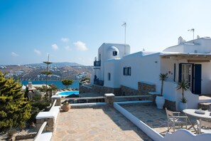 Outdoor pool, pool umbrellas, sun loungers - Villa Anemoessa Olive Green with Pool (Mykonos)
