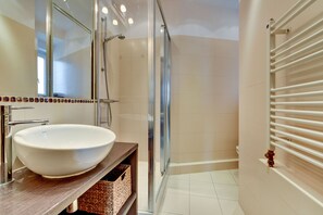 Appartement de base, 2 chambres | Salle de bain | Douche, serviettes fournies, savon, papier de toilette