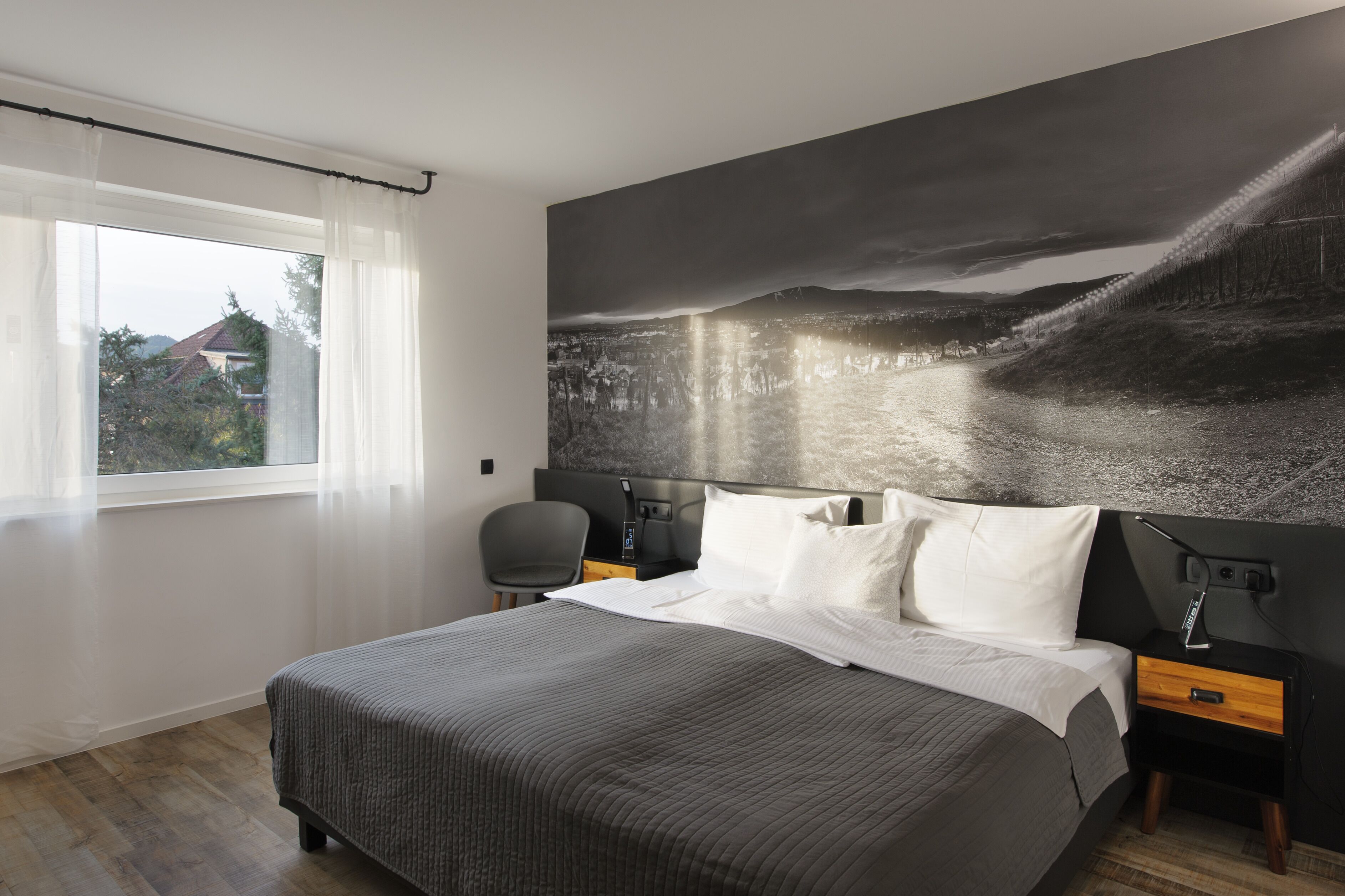 Kamar Double | Seprai premium, meja kerja, ruang kerja ramah laptop, dan kedap suara