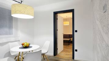 Comfort-Apartment | Essbereich im Zimmer