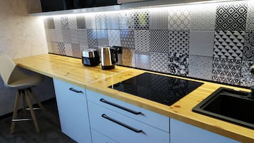 Refrigerador, placa de cocina, utensilios de cocina
