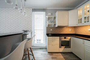 Comfort Apartment | Private kitchenette | Full-size fridge, microwave, oven, stovetop - RentPlanet - Apartament Dubois (Wroclaw)