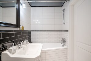 Apartamento conforto | Banheiro | Chuveiro/banheira combinados, secador de cabelo, toalhas de banho