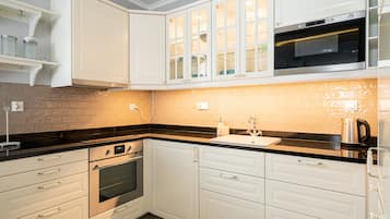Comfort Apartment | Private kitchenette | Full-size fridge, microwave, oven, stovetop