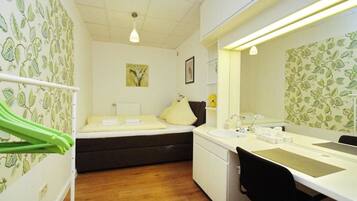 3 bedrooms, iron/ironing board, WiFi, bed sheets