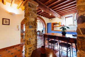 Appartamento, 3 camere da letto, terrazzo, vista collina (La Piazzetta) | Pasti in camera