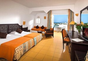 Chambre Quadruple | Coffres-forts dans les chambres, bureau, Wi-Fi gratuit, draps fournis