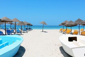 Ubicación cercana a la playa y arena blanca