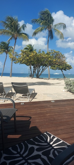 Plage, chaises longues, serviettes de plage