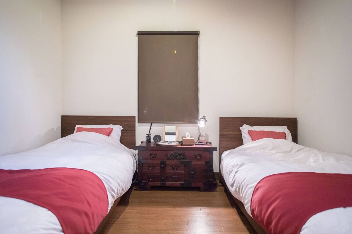 Twin Room | In-room safe, blackout drapes, WiFi (free), bed sheets