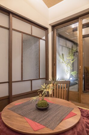 Mini-fridge, microwave, cookware/dishes/utensils - Nijojo Taiken Inn (Kyoto)