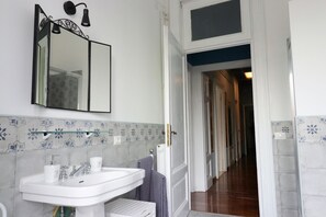 Bathtub, hair dryer, bidet, towels