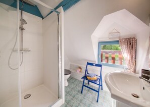 Douche, sĂšche-cheveux, serviettes fournies, papier toilette