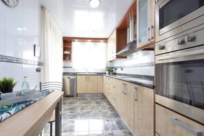 Frigorifero, microonde, forno, piano cottura