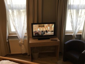 Free cribs/infant beds, free WiFi, bed sheets - Draiser Hof (Mainz)