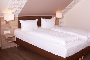 Free cribs/infant beds, free WiFi, bed sheets - Draiser Hof (Mainz)