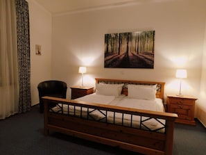 Comfort Double or Twin Room | Free cribs/infant beds, free WiFi, bed sheets - Draiser Hof (Mainz)