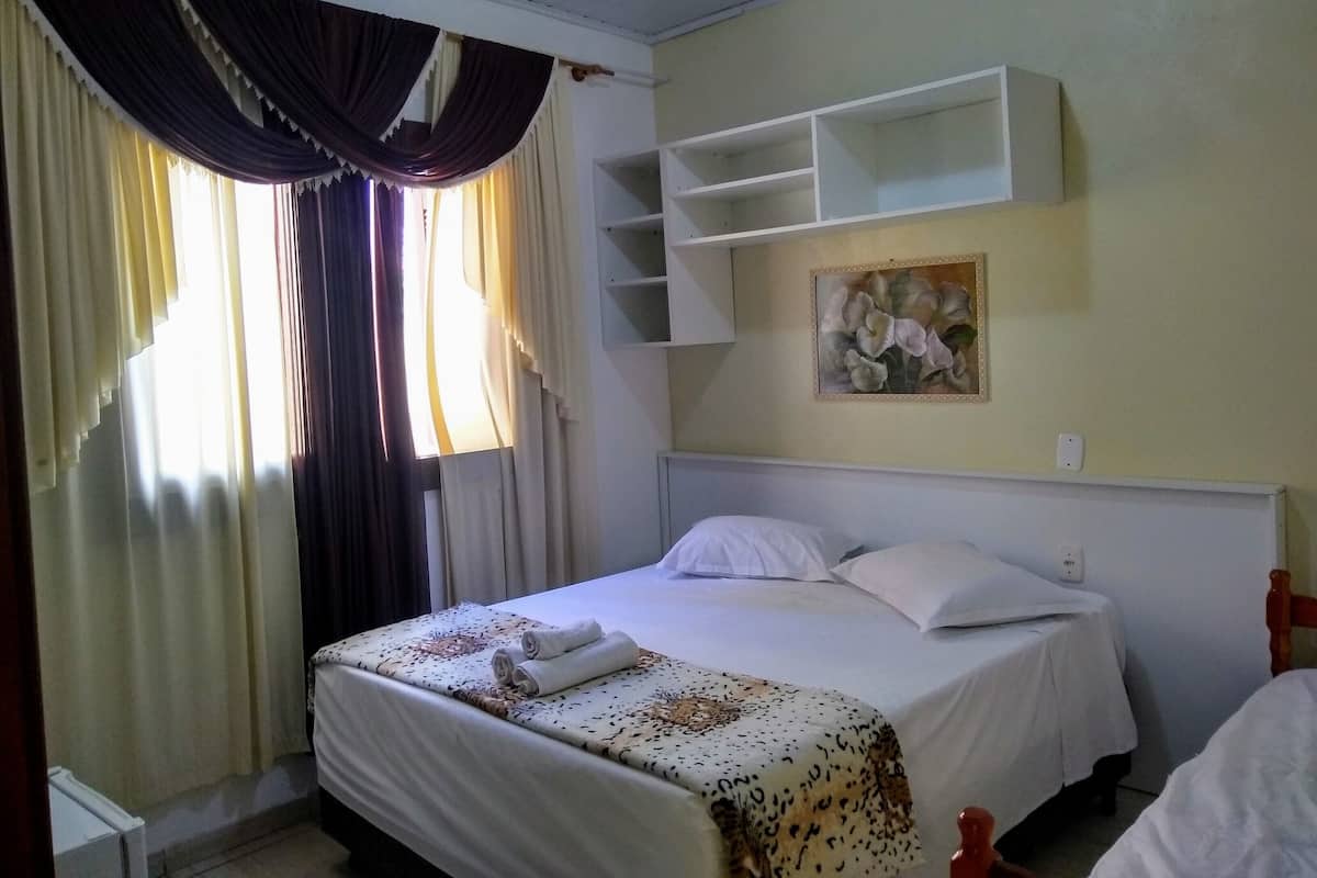 Driepersoonskamer | Een minibar, gratis wifi, beddengoed
