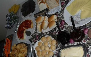 Breakfast buffet - Pousada Don Joao (Bento Gonçalves)