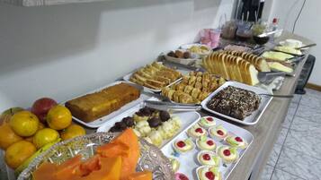 Café da manhã diário mediante uma taxa